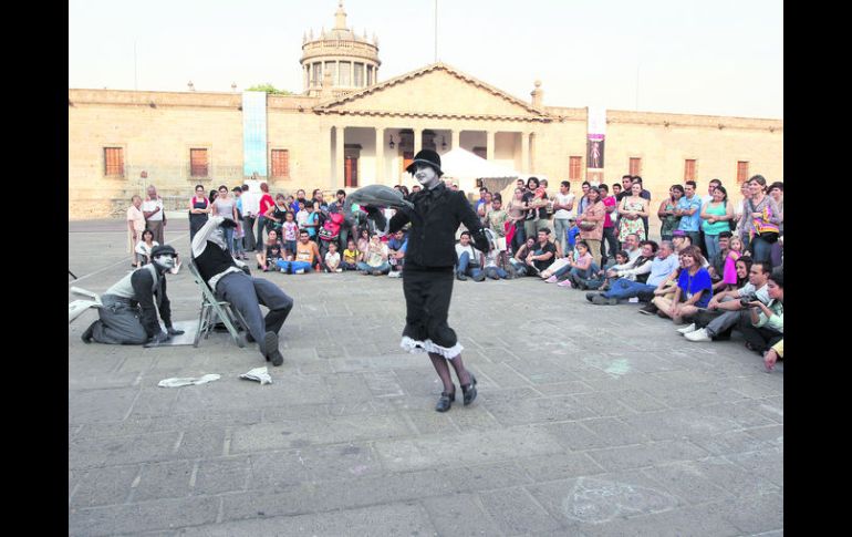 En exteriores. De vez en cuando algunas agrupaciones teatrales se lanzan a las calles para ofrecer sus trabajos.  /