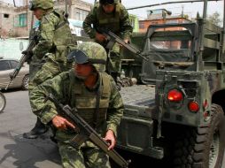 Los elementos de la Secretaría de Seguridad Pública, Ejército Mexicano y de la Secretaría de marina rescatan víctima con vida. ARCHIVO /