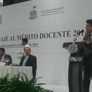 Reconocen carrera de más de dos mil profesores