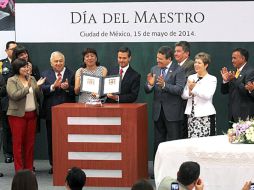 Enrique Peña Nieto encabeza la ceremonia oficial por el Día del Maestro en la Residencia Oficial de Los Pinos. SUN /