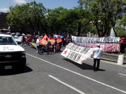Para mostrar su fuerza, los maestros trataron de tirar una valla que controla el acceso al Teatro Degollado, pero no pudieron hacerlo.  /