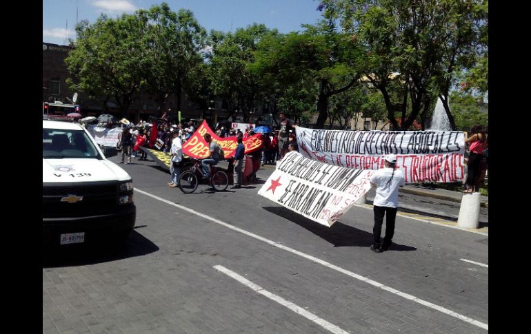 Para mostrar su fuerza, los maestros trataron de tirar una valla que controla el acceso al Teatro Degollado, pero no pudieron hacerlo.  /
