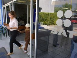 La lista que exhibió el SAT puede ser consultada en el Diario Oficial de la Federación. ARCHIVO /