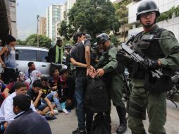 Manifestantes son detenidos por elementos de la Guardia Nacional. ARCHIVO /