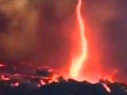 Aspecto del tornado de fuego en la comunidad de Fallbrook, San Diego. ESPECIAL /