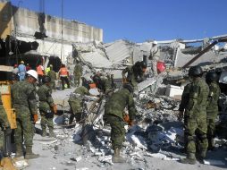 Soldados del Ejército mexicano y miembros del equipo de rescate de la Cruz Roja realizan labores de auxilio. EFE /
