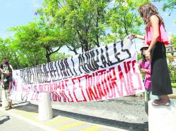 Docentes se manifestaron afuera del Teatro Degollado, mientras la entrega de premios a dos mil profesores de Jalisco.  /