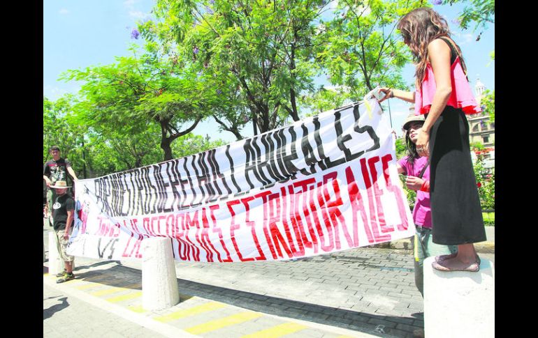 Docentes se manifestaron afuera del Teatro Degollado, mientras la entrega de premios a dos mil profesores de Jalisco.  /