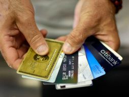 Para elegir una tarjeta es necesario comparar las tasas de interés, pero sobre todo el CAT. ARCHIVO /