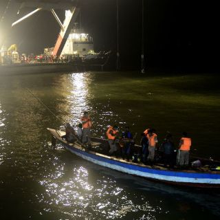 Naufragio en Bangladesh deja 22 muertos y cientos de desaparecidos