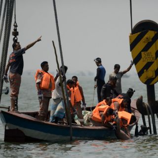 Suman 26 muertos por ferry hundido en Bangladesh