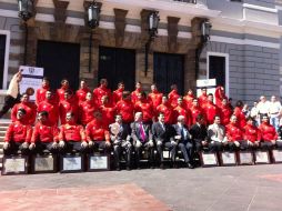 La escuadra universitaria se tomó la foto oficial en el Paraninfo.  /