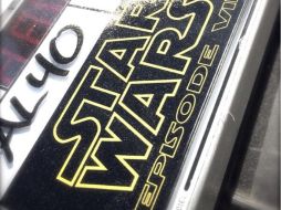 La fotografía de la claqueta fue mostrada por la cuenta oficial de Twitter de la casa productora, Bad Robot @bad_robot. ESPECIAL /