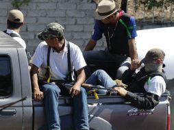 Elementos de la Policía Estatal apoyan a los grupos de autodefensa en las tareas de vigilancia. ARCHIVO /
