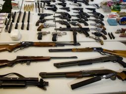 Entre los objetos decomisados se encontraban armas, computadoras, proyectiles y billetes nominados en dólares. AP /