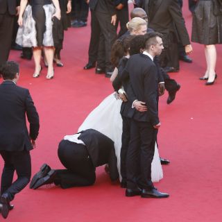 Bromista se mete bajo la falda de America Ferrera en Cannes