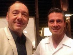 Durante el encuentro, el actor y el mandatario se tomaron una 'selfie'. ESPECIAL /