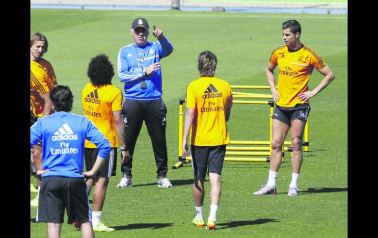 Cristiano Ronaldo (der) no se expondrá a jugadas fuertes por la próxima final de la Champions. EFE /