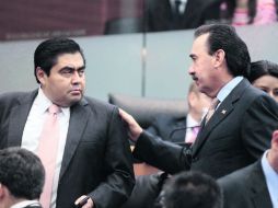 Miguel  Barbosa y Emilio Gamboa, durante la sesión del miércoles en la Cámara de Senadores. NTX /