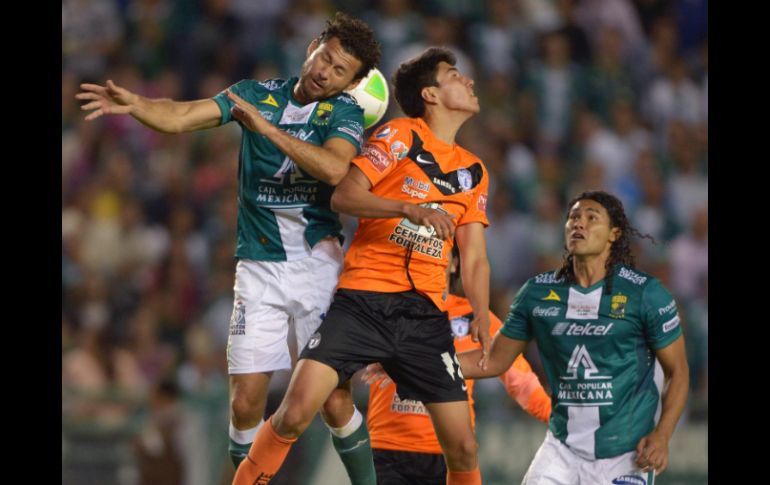 Los Tuzos sacaron ventaja 3-2 tras vencer a los Esmeraldas en casa. MEXSPORT /