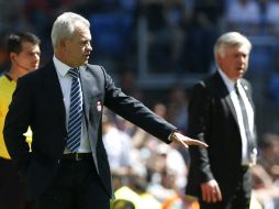 El entrenador del Espanyol, el mexicano Javier Aguirre, da instrucciones a sus jugadores durante el partido frente al Real Madrid. EFE /