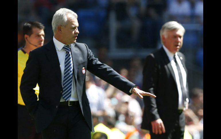El entrenador del Espanyol, el mexicano Javier Aguirre, da instrucciones a sus jugadores durante el partido frente al Real Madrid. EFE /