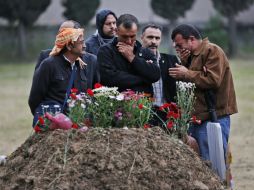 Se llevarán a cabo pruebas de ADN para identificar con certeza los cuerpos de mineros antes de entregarlos a sus familias. AP /