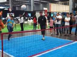 Algunos stands invitan a participar a los asistentes en algunas dinámicas como el futenis y el futbolito humano.  /