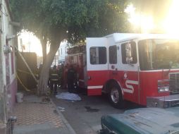 Los bomberos encontraron la finca en llamas tras lo que procedieron a la extinción del fuego. ESPECIAL /