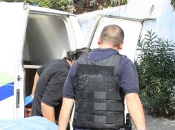 Personal de la Fiscalía y de Ciencias Forenses acudieron al sitio para retirar los restos. ARCHIVO /