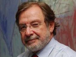 El escritor español se incorporó a la Academia Chilena de la Lengua. Tomada de @juanluiscebrian. ESPECIAL /