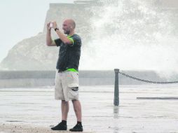Salida. Algunas personas salen de viaje para llenarse de recuerdos y fotografías, otros buscan el simple descanso. AFP /
