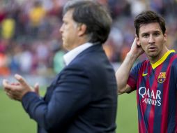 Martino y Messi lucen incrédulos luego del cierre de campaña del Barcelona. NTX /