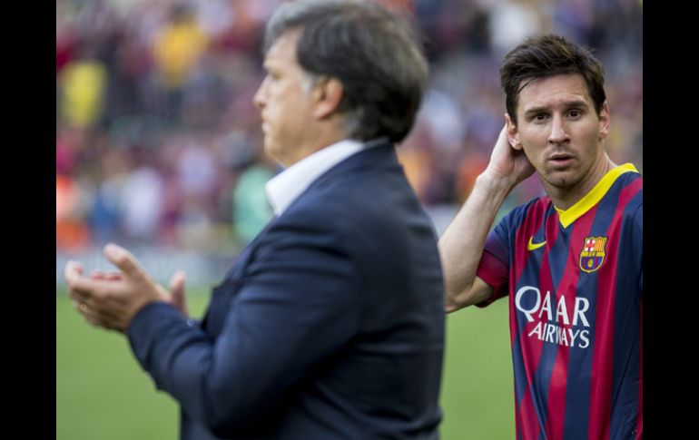 Martino y Messi lucen incrédulos luego del cierre de campaña del Barcelona. NTX /