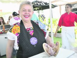 Sonriente. El restaurante La Guerrerense, de Sabina Bandera (en la foto), sirve una gran variedad de platillos.  /