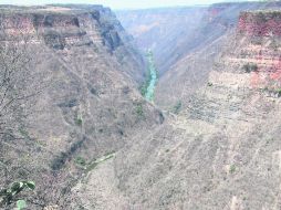 Belleza. El río verde, canturreando en la barranca, que simula anidarlo.  /