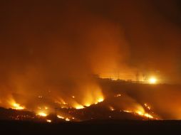 Los incendios en San Diego han dejado un muerto y once casas destruidas. AFP /