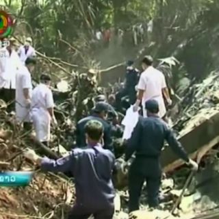 Avión militar se estrella en Laos