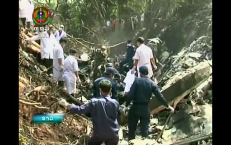 Esta imagen tomada de un video de la Lao National TV muestra a rescatistas en el lugar donde se estrelló el avión. AP /