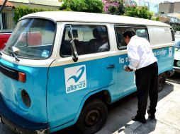 En las calles Aguadores y Sagitario permanece abandonada esta camioneta con propaganda política.  /