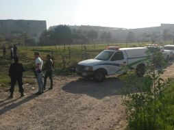 Personal del Servicio Médico Forense, levantó a la víctima para ser llevada a la morgue de la ciudad.  /