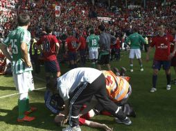 Aficionados que estaban en primera fila cayeron al campo tras el festejo. EFE /