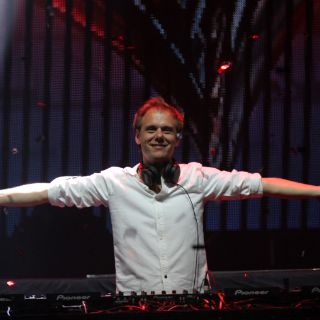 Armin van Buuren arma fiesta en el Palacio de los Deportes