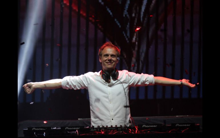 'Muchas gracias son maravillosos', expresó el DJ antes de retirarse del escenario. NTX /