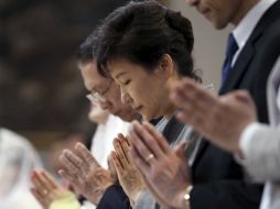 La presidenta Park Geun-Hye ora durante un servicio en honor a los fallecidos en el accidente. AP /
