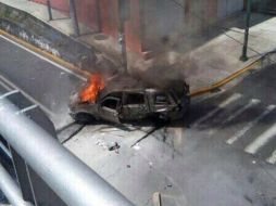 La camioneta se incendia completamente luego de caer del puente. TOMADA DE @Olmosarcos  /