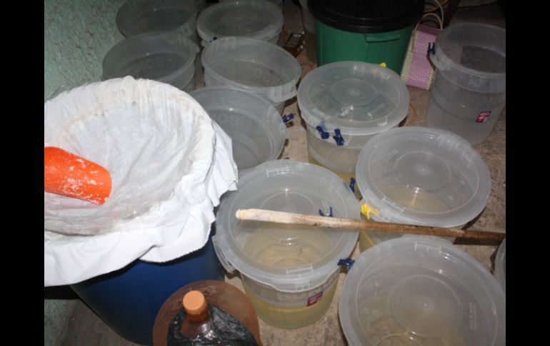 En el lugar fueron encontrados ocho contenedores con 300 litros de gasolina.  /