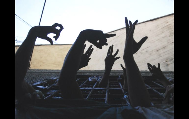 Los presuntos pandilleros son puestos a disposición del agente del Ministerio Público. ARCHIVO /