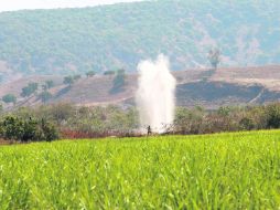 La imagen muestra el derrame de gasolina de un ducto de Pemex que ocasionó ayer la ordeña clandestina en la ranchería La Villita.  /