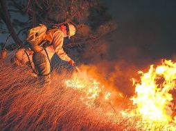 Combate al fuego en la Primavera. Las autoridades instan a redoblar las precauciones en temporada de calor.  /